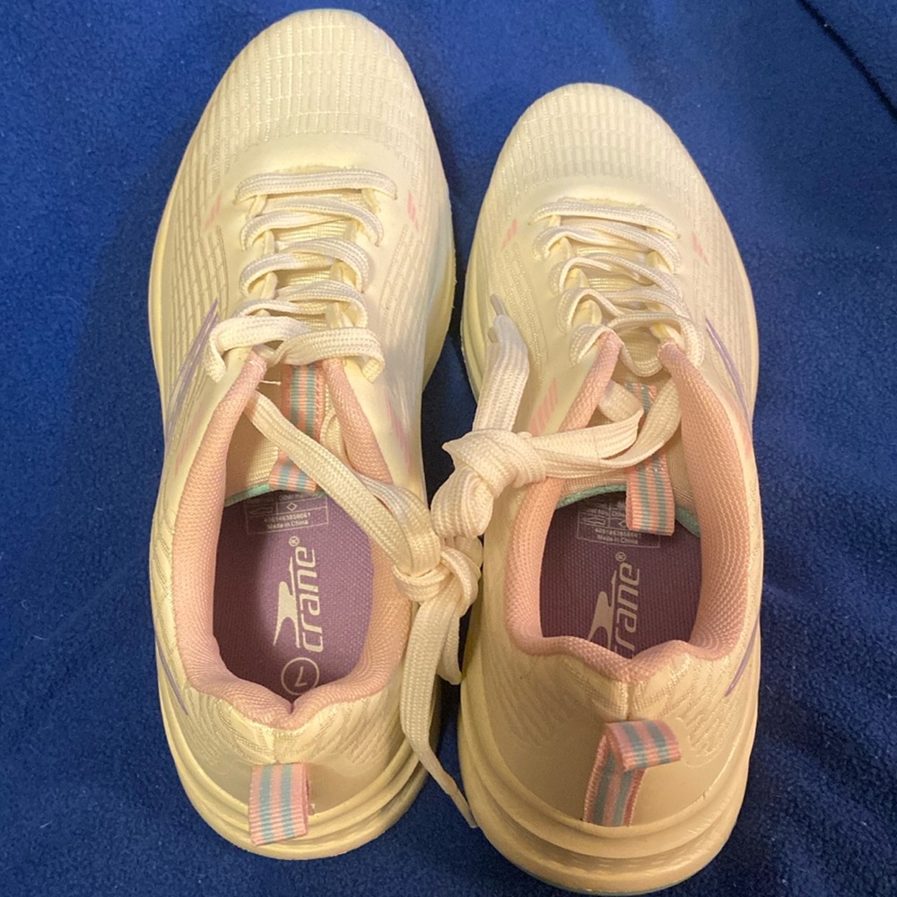 Size 7 women’s running shoes